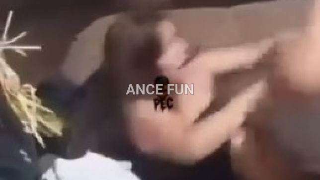 Vazou um suposto vídeo em que mãe descobre gravação da filha com cinco rapazes em um ônibus abandonado e parte pra cima da adolescente. VEJA