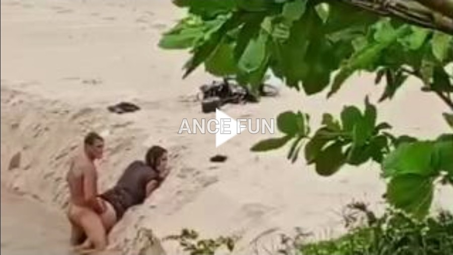 Casal é flagrado fazendo sexo em praia Casal é flagrado fazendo sexo em praia
